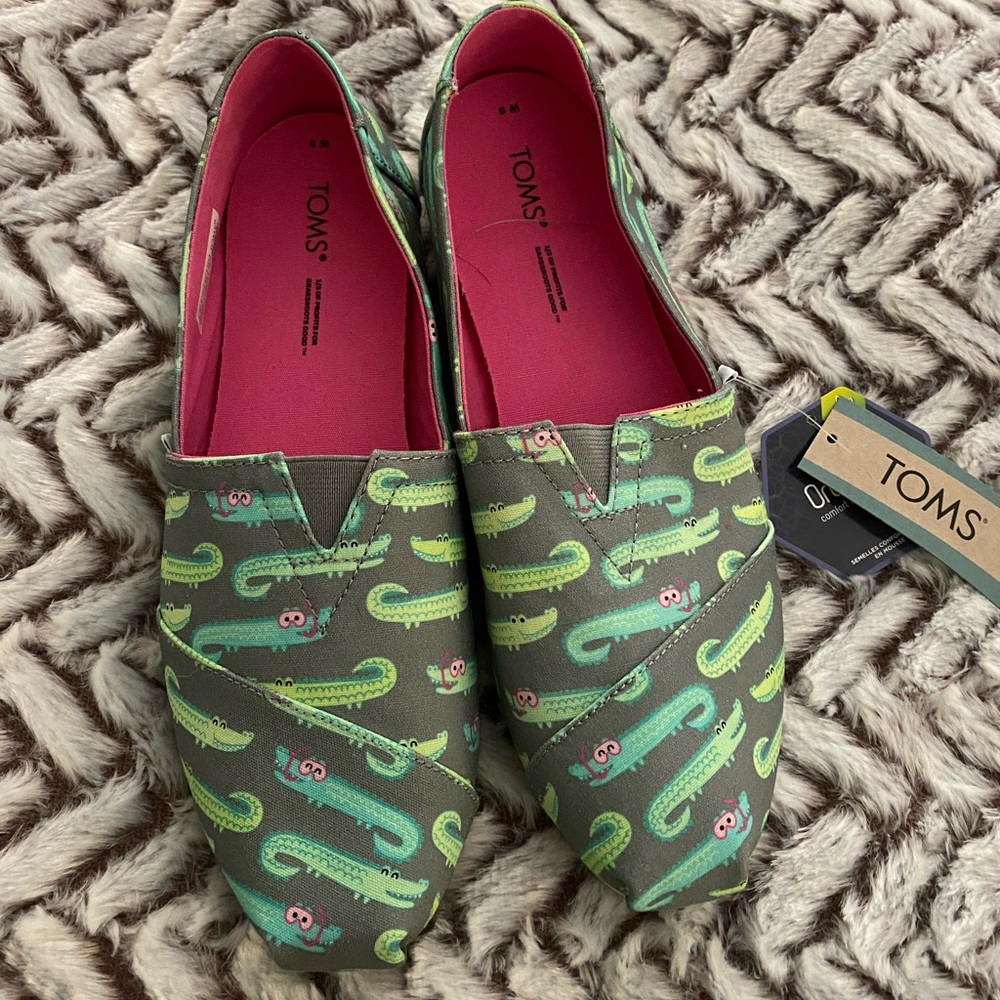 W9 - Alligator print Toms NWT